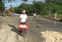 Ciudadanos construyen su propia carretera