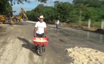 Ciudadanos construyen su propia carretera