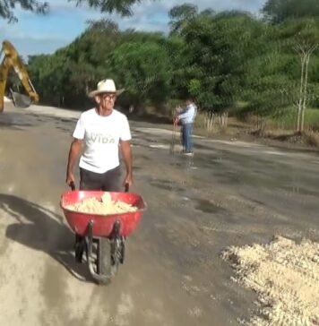 Ciudadanos construyen su propia carretera